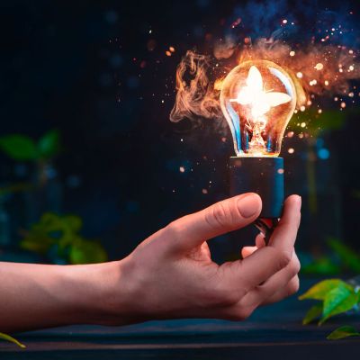 hand holding a lightbulb