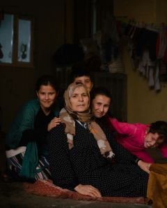 Older woman with four children posing for a picture.
