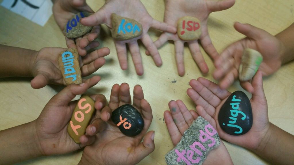 Spanish words painted on small stones.