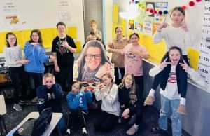 Students posing with a cutout of Carrie Wisehart.