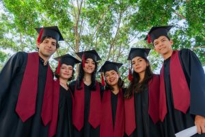 zyanya-citlalli-RfIqlEzEL9Q-unsplash (1) a group of 6 people in graduation caps & gowns